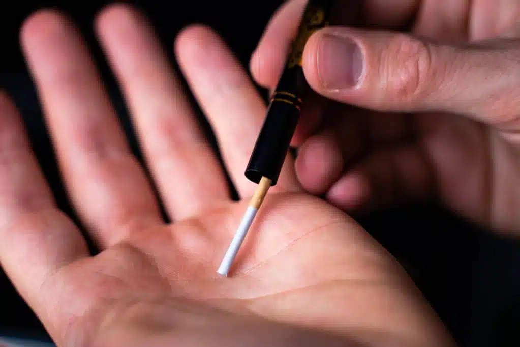 Cigarillo se transforma a uno pequeño truco cigarillo fantasma