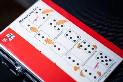 Cómo se hace el truco de RRSS que en una ficha de domino se multiplican los puntos