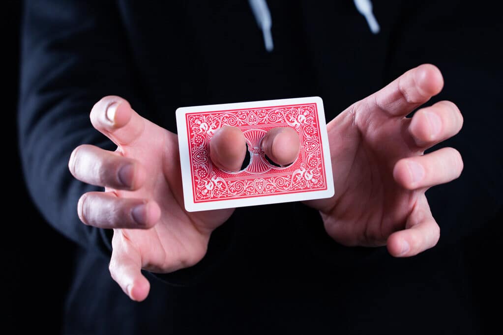 Comprar truco de magia con cartas en español Esposados de Adrián Vega