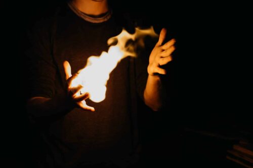 Crea llamas de fuego para aparecer y desaparecer objetos con magia