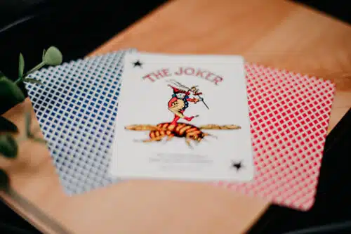 Diseño de baraja de poker para magia y cardistry bee