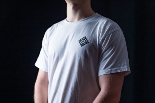 Diseño de la camiseta M&C blanca calavera