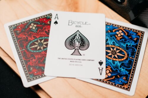 Diseño y colores vibrantes de las cartas de poker Bicycle Dragon