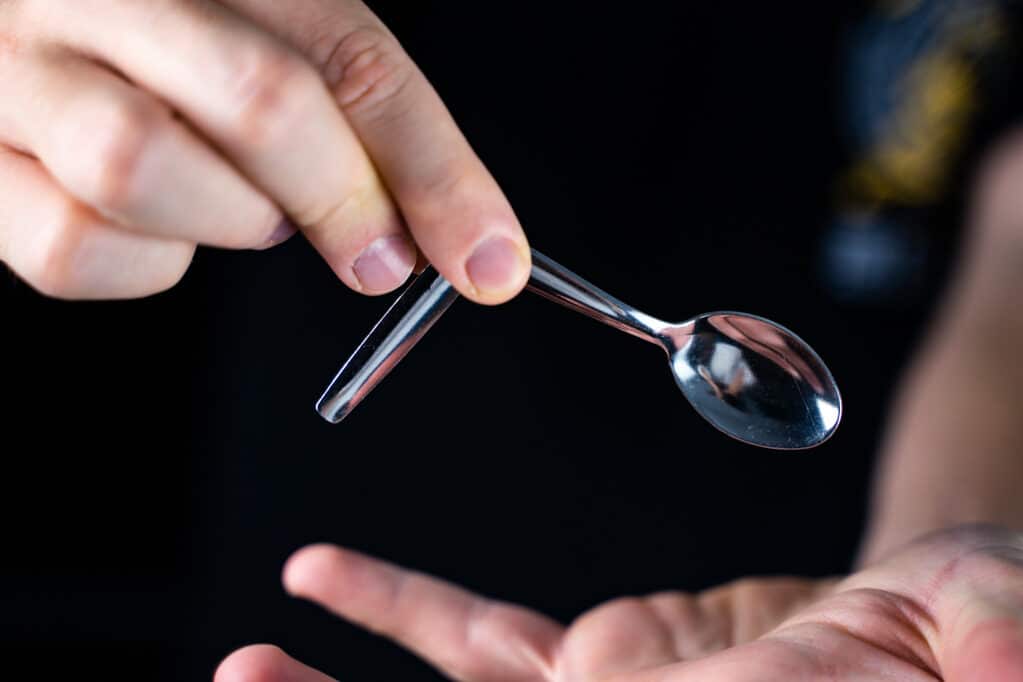 Dobla una cuchara con tu mente gracias a quantum spoon