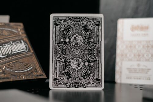 Dorso de las cartas de poker premium de diseño Contraband Theory11 y Joe White