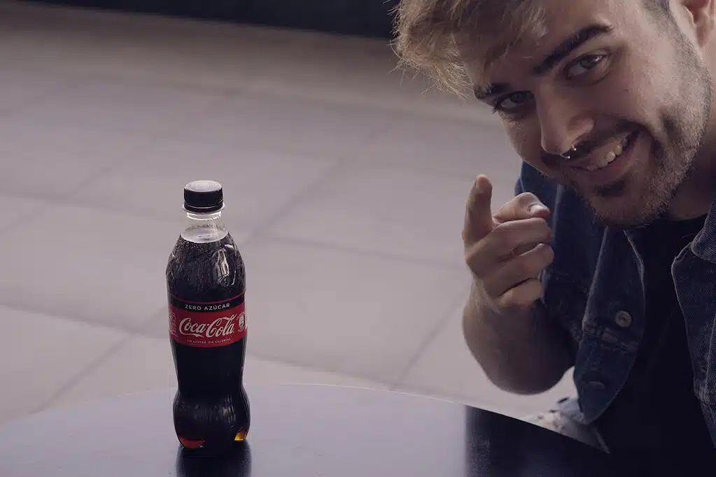 Haz desaparecer el líquido de una Coca Cola con magia