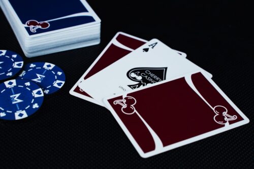 Juega al poker con cartas elegantes como las Cherry Casino