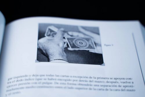 Libro en español que revela los mejores trucos con cartas de Dai Vernon