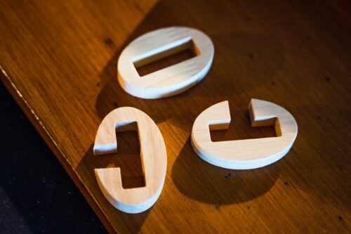 Piezas resueltas del puzle y rompecabezas de madera linking rings