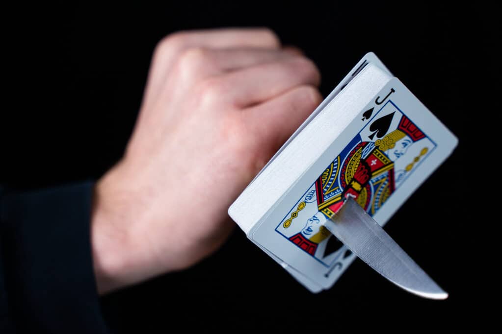 Truco Deck Stab 3 de Adrian Vega para atravesar una baraja de cartas