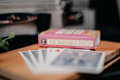 Truco de magia para adivinar cartas escogidas de la baraja invisible