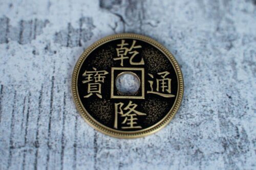 moneda china oro y negro